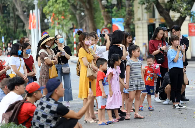 Chu tich Ha Noi hoa toc yeu cau dung tap trung dong nguoi khong can thiet