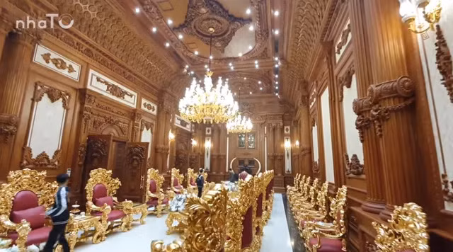 Phòng khách có diện tích rộng tương đương một căn chung cư với bàn ghế đa phần được sản xuất thủ công, đệm bọc da cao cấp, tay cầm dát vàng.