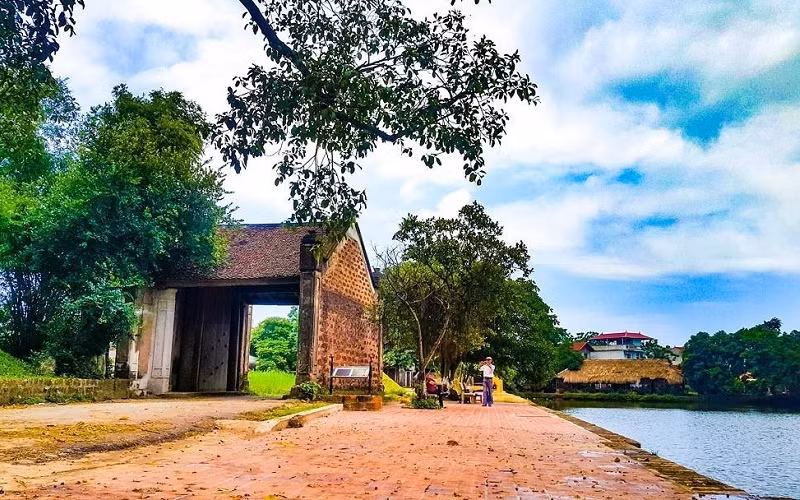 Đường Lâm là làng cổ đầu tiên ở Việt Nam được trao bằng Di tích lịch sử văn hóa quốc gia. Nơi đây hiện còn giữ được khoảng 900 căn nhà cổ truyền thống. Ảnh: Nhandan