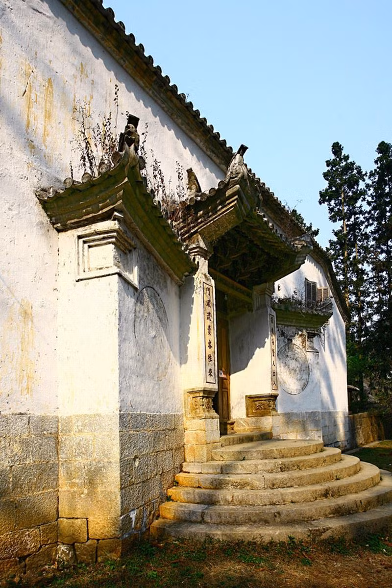 Dinh thự có tuổi đời gần 100 năm, mô phỏng kiến trúc thành quách của nhà Thanh Trung Hoa, kết hợp với các hoa văn của người Mông và chọn lọc với kiến trúc Pháp như các lò sưởi, lô cốt…Ảnh: VOV