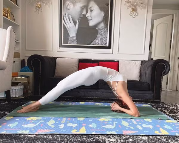 Không gian phòng khách được Thúy Diễm tận dụng để tập yoga. Ảnh: FBNV