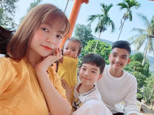 He lo co ngoi gia dinh Mac Van Khoa o que... hoang trang khong kem dai gia