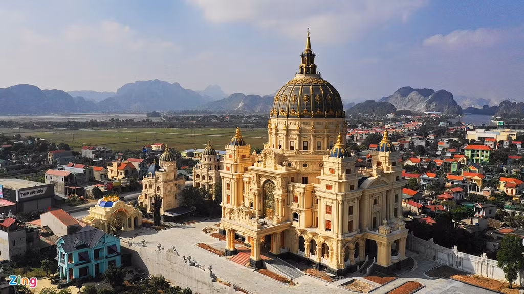 Nằm trên trên quốc lộ 1A, huyện Gia Viễn (Ninh Bình), toà lâu đài mạ vàng mang tên Thành Thắng khiến ai ngang qua cũng ngỡ ngàng vì nó quá lộng lẫy và hoành tráng. Ảnh: Zing