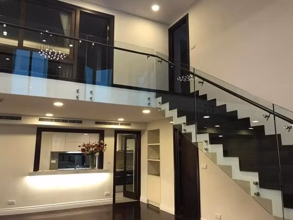 Bên trong nhà, chất liệu kính được tận dụng để "ăn gian" diện tích. Ảnh: FBNV