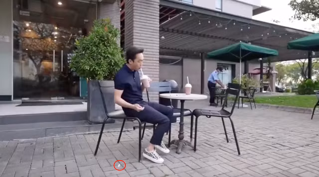 Mới đây, trong một đoạn clip ngắn, Cường Đô La đi uống nước ở một cửa hàng tại quận 7. Trên tay đại gia phố núi, một bên là cốc nước đang uống dở còn một bên cầm nhúm rác nhỏ - có thể là vỏ bọc ống hút. Ảnh chụp màn hình