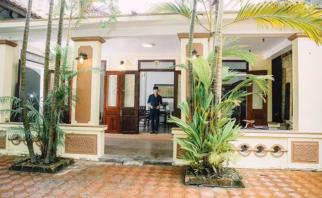  Ca sĩ Long Nhật nổi tiếng với dòng nhạc quê hương và nhạc trữ tình. Anh và gia đình sở hữu căn biệt thự với diện tích hơn 500m2 tại TP.Huế có trị giá khoảng 21 tỷ đồng. Ảnh: Dân Việt