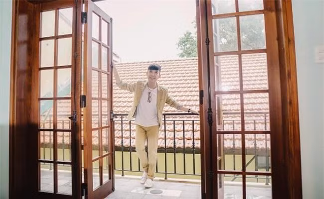 Long Nhật tiết lộ đằng sau ngôi biệt thự này vẫn còn một khoảng đất rộng chưa dùng tới. Ảnh: Dân Việt