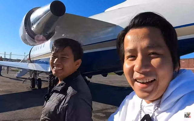 Không lâu sau, Khoa Pug khiến dân tình mắt tròn mắt dẹt khi cùng với Vương Phạm mua máy bay 115 tỷ.