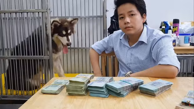Ngoài ra, Khoa Pug cũng sở hữu kênh YouTube, được ước tính doanh thu từ 89,6k đến 1,4 triệu đô/ năm (khoảng 2 - 32 tỷ). Tuy nhiên những tính toán này chỉ là ước đoán và có biên độ dao động cực kì lớn. Nguồn ảnh: Youtube