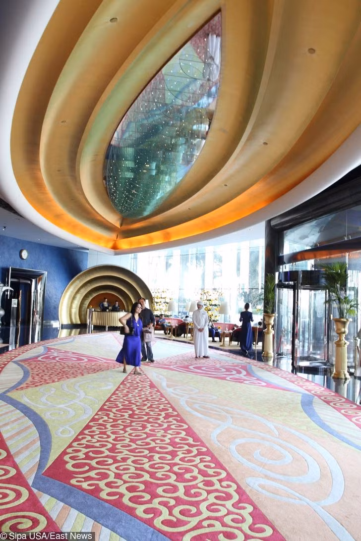 Trong quá khứ, Dubai là một thành phố miễn thuế. UAE mới chỉ thực hiện thuế VAT với thuế suất 5% vào ngày 1/1/2018. Tuy nhiên, gần như 100 sản phẩm, dịch vụ chăm sóc sức khỏe và giáo dục vẫn được miễn thuế.