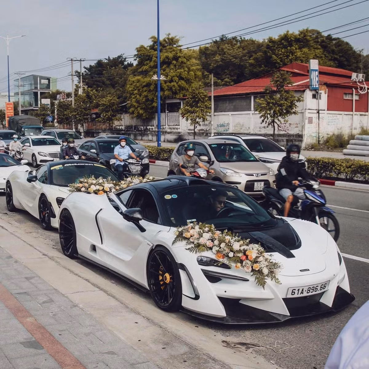 Mới đây, dân mạng xôn xao trước hình ảnh lễ đính hôn ngập siêu xe được Tống Đông Khuê đăng tải trên trang cá nhân.