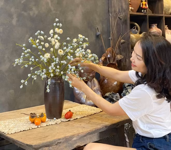  Cành bạch đàn (hay còn gọi cành ô mai) được chị em chuộng mua vì màu xanh bạc độc đáo và những bông hoa trắng muốt như tuyết mùa đông. Ảnh: Dân trí