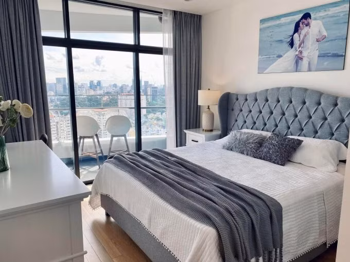Phòng ngủ chính có ban công view thành phố tuyệt đẹp. Ảnh: FBNV