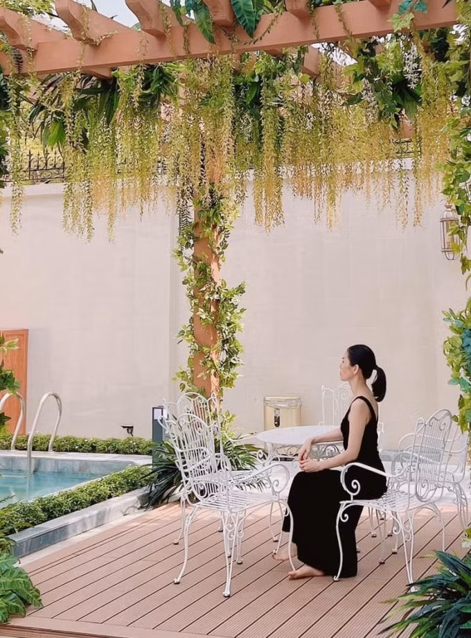 Khoảng sân trước nhà, Lệ Quyên thiết kế một khu vườn nhỏ, là nơi thưởng trà, đọc sách và tận hưởng cuộc sống bình yên. Ảnh: FBNV