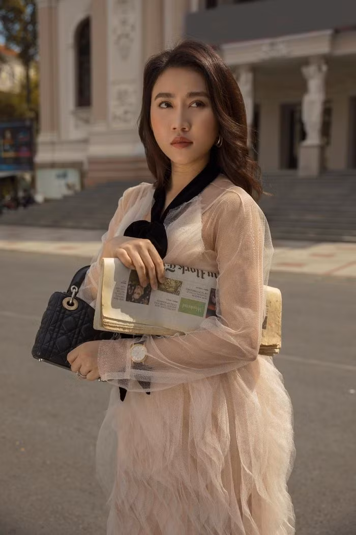 Huỳnh Hồng Loan cũng có niềm yêu thích với hàng hiệu. Nữ diễn viên từng xuống phố với set đồ dạo phố gần 1 tỷ đồng. Ảnh: FBNV