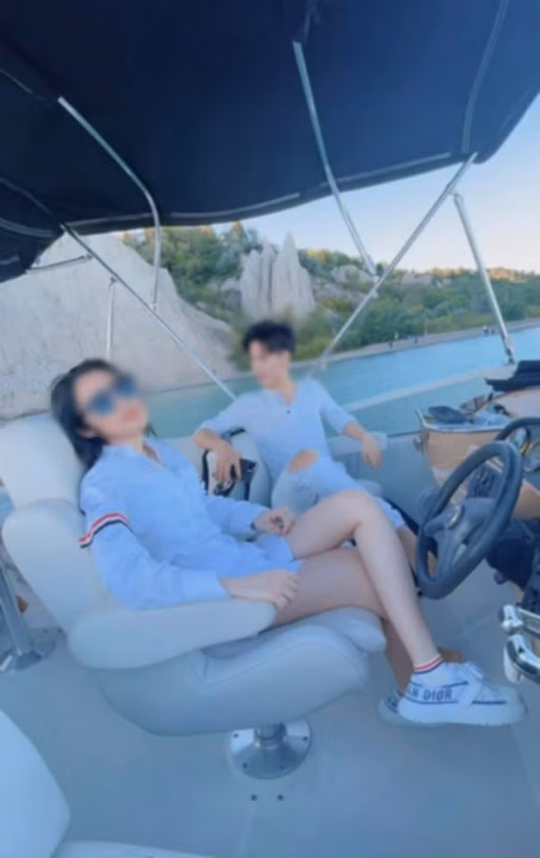 Khi mở lại, cô nàng cũng e dè hơn ít khoe khoang đồ hiệu, siêu xe hơn trước đây. Ảnh: We25