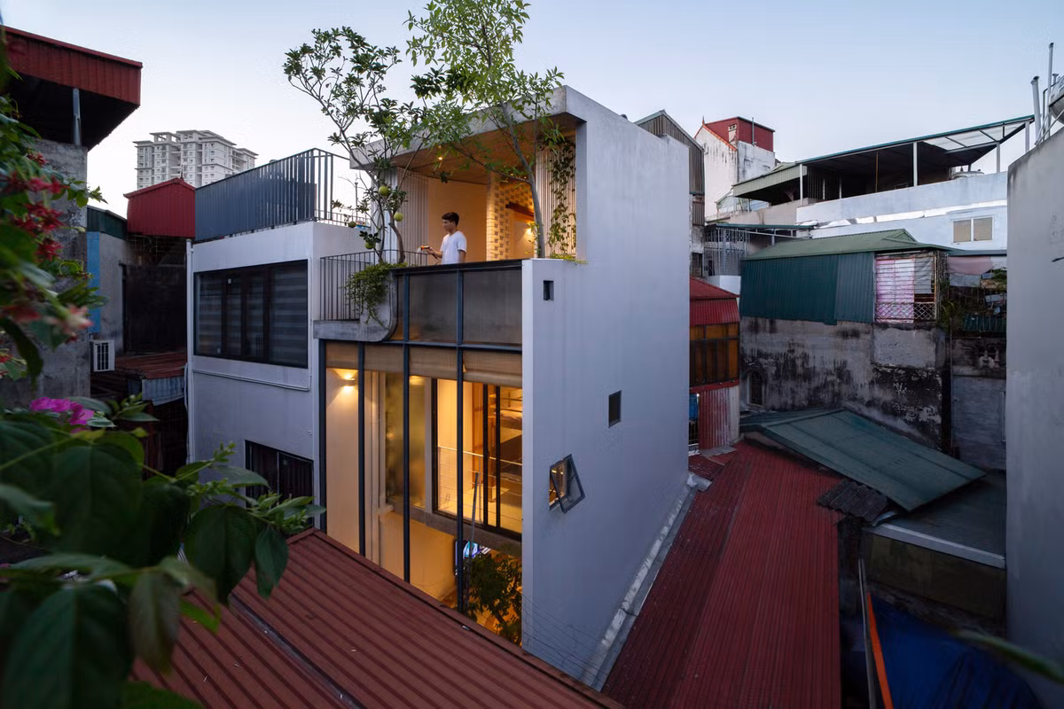 TH House nằm trên khu đất 4 x 6 m, mặt tiền hướng ra con ngõ rộng 1,2 m, xung quanh san sát hàng xóm ngay giữa trung tâm Hà Nội.