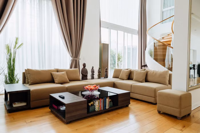 Đó là căn nhà gồm 4 tầng lầu với nhiều phòng riêng biệt được thiết kế theo phong cách hiện đại. Ảnh: Bestie