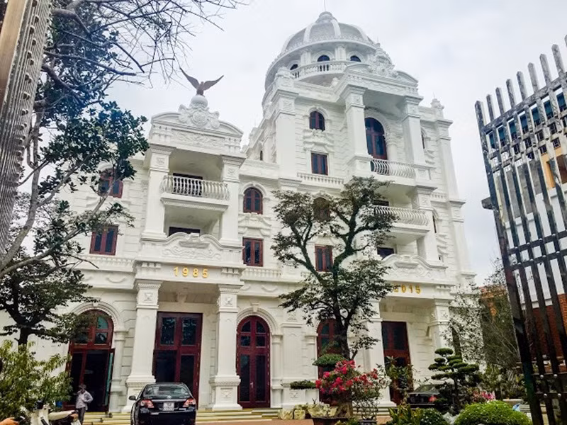 Lâu đài trắng nằm trên đường Nguyễn Khuyến, phường Âu Cơ, thị xã Phú Thọ, tỉnh Phú Thọ được cho là chi phí xây dựng lên tới 200 tỷ đồng. Ảnh: Internet