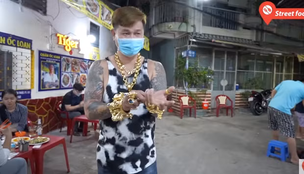 116 cây vàng trên người anh Dũng trị giá khoảng gần 7 tỷ đồng khiến dân tình không khỏi ngỡ ngàng. Ảnh: Street food.