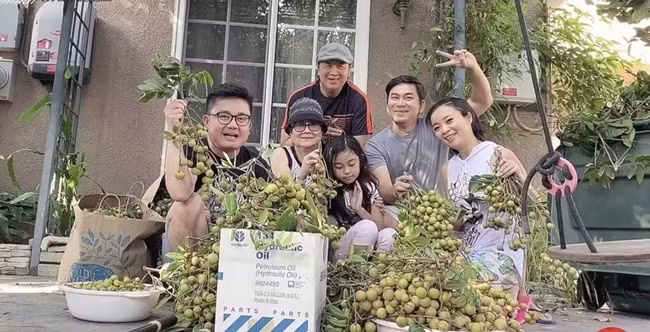 Với số lượng lớn, gia đình nam nghệ sĩ đem tặng hàng xóm, bạn bè. Ảnh chụp màn hình