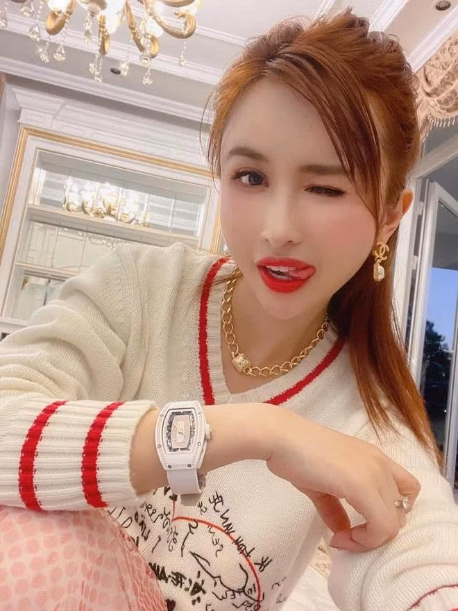 ...thì Mina Phạm luôn xuất hiện với loạt hàng hiệu xa xỉ. Nguồn ảnh: FBNV