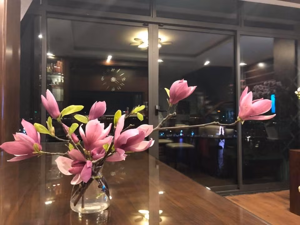 Hoa mộc lan rất thơm, cánh dầy bóng và có khá nhiều màu. Tuy nhiên, hoa mộc lan thường nhanh tàn, khi hoa nở chỉ giữ được 3 tới 4 ngày.