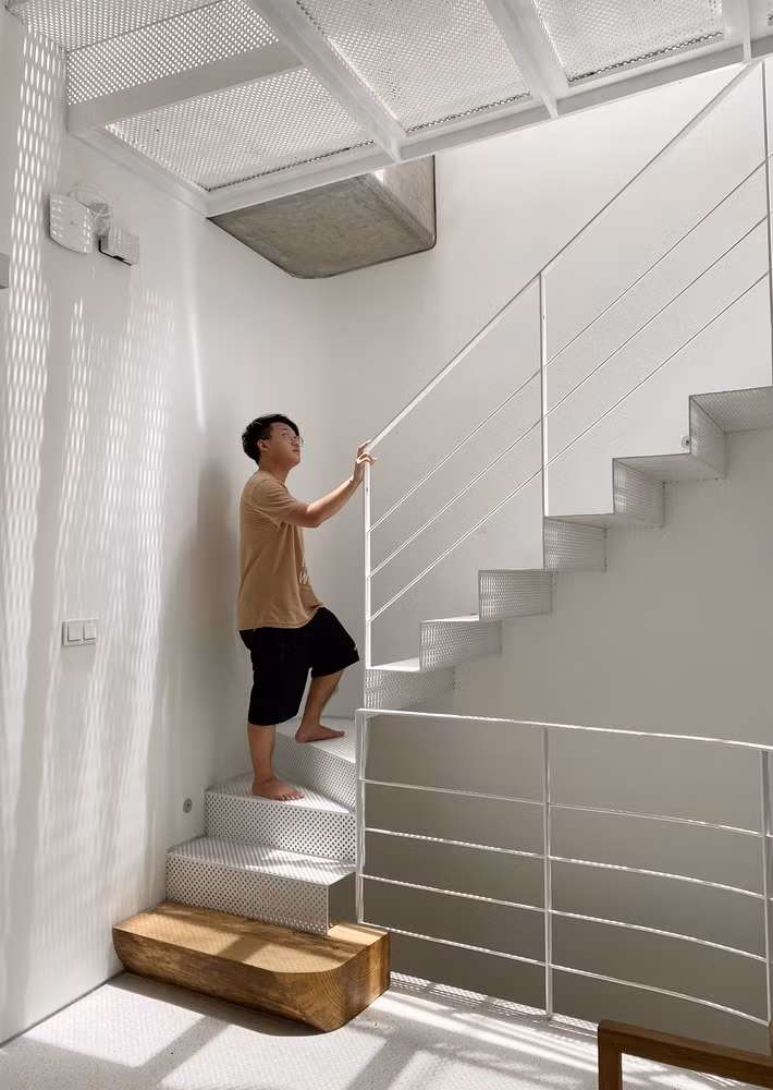 Độ cao các trần khác nhau cũng giúp không gian căn nhà có cảm giác rộng hơn.