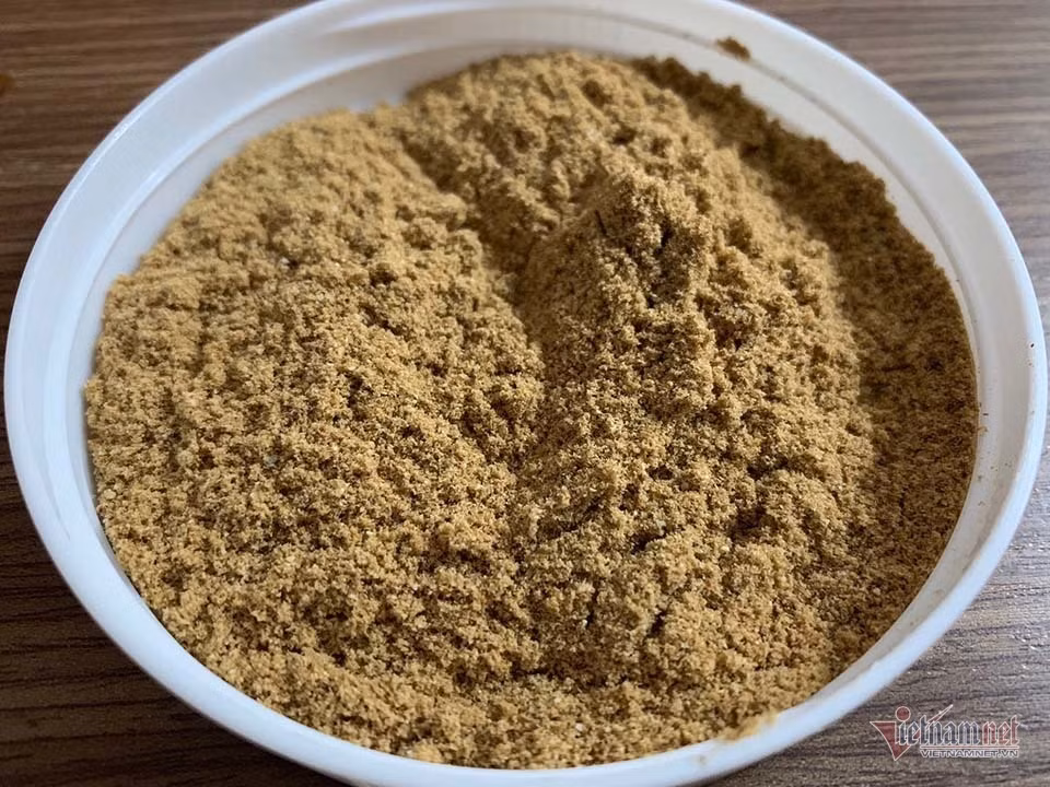 Nhưng gần đây, không ít gia đình giàu có trên thành phố lại xếp hàng đặt mua cám gạo với khó tin, lên đến 4 triệu đồng/kg. Ảnh:Vietnamnet