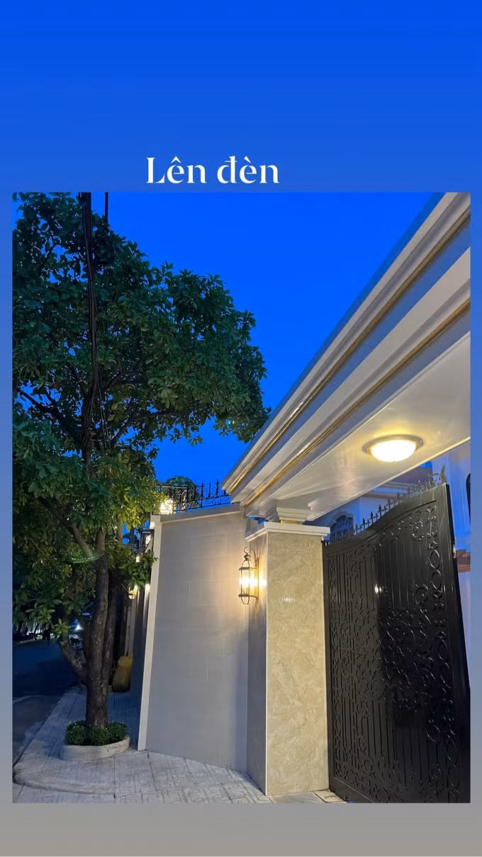 Và mới đây, trên trang cá nhân, Lệ Quyên đăng tải hình ảnh chiếc cổng biệt thự được chụp từ ngoài vào.