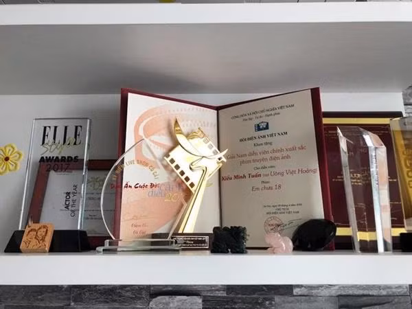 Trong nhà còn có một giá trưng bày kỷ vật, giải thưởng của cặp đôi. Ảnh: FBNV
