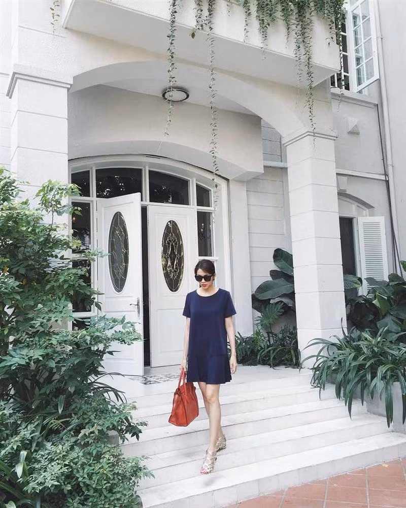 "Ngọc nữ màn ảnh Việt" và ông xã sống trong căn biệt thự tại TP. Thủ Đức được thiết kế sang trọng với gam màu trắng - đen chủ đạo. Ảnh: Zing
