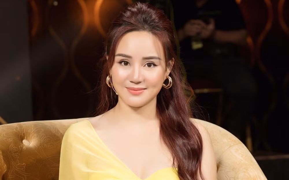 Dù hiếm khi chia sẻ về cuộc sống riêng tư song nếu ai theo dõi hành trình hoạt động nghệ thuật của Vy Oanh đều không khỏi ngưỡng mộ khi cô sở hữu biệt thự khủng, xế hộp bạc tỷ…