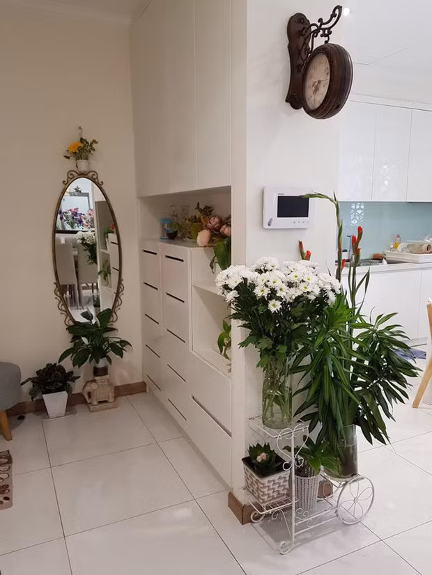 Nhà được BBTV Hoài Anh tô điểm bằng rất nhiều hoa tươi rực rỡ, đầy sức sống. Ảnh: FBNV