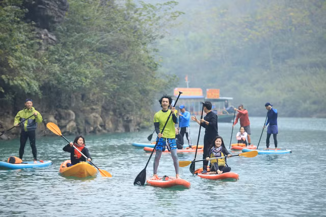 Đi phượt cùng đồng nghiệp, Chủ tịch ACB Trần Hùng Huy cũng chuẩn bị phục trang như một phượt thủ đích thực.