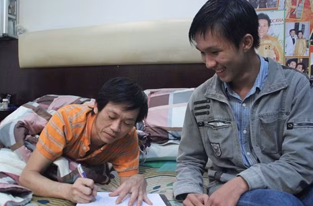 Căn nhà trông khá giản dị giống với tính cách đời thường của nam nghệ sĩ. Ở phòng khách, Hoài Linh trưng bày cẩn thận những bức tranh do fan vẽ tặng. Ảnh: Internet