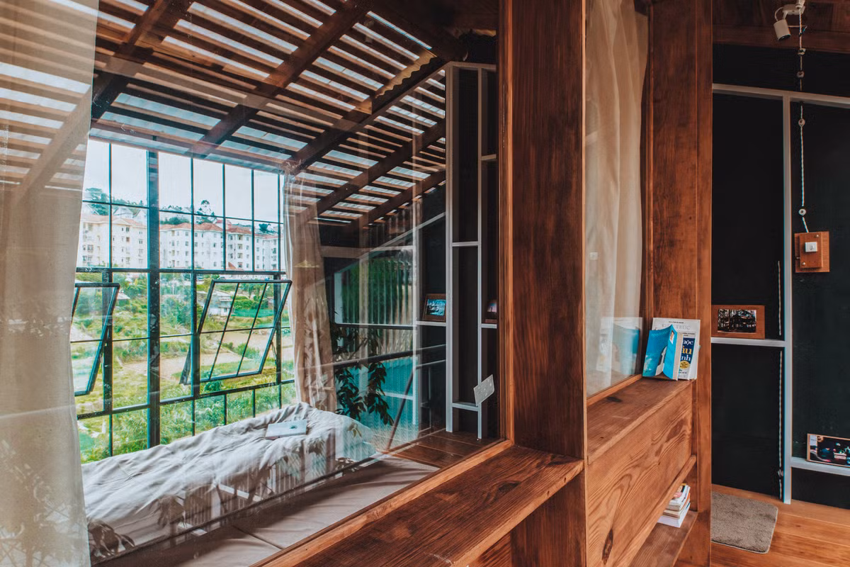 Mục đích của dự án là điểm dừng chân cho khách du lịch. Các phòng được thiết kế với nội thất tối giản phù hợp cho việc lưu trú tạm thời.