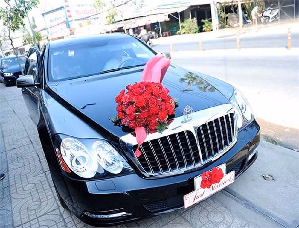Xe hoa của Trúc Diễm thuộc dòng Maybach cao cấp có giá khoảng 20 tỷ đồng (1 triệu USD) tại Việt Nam. Đây cũng là dòng hiếm, chỉ có khoảng vài chiếc trong nước. Ảnh: Doanh nghiệp &amp; Tiếp thị