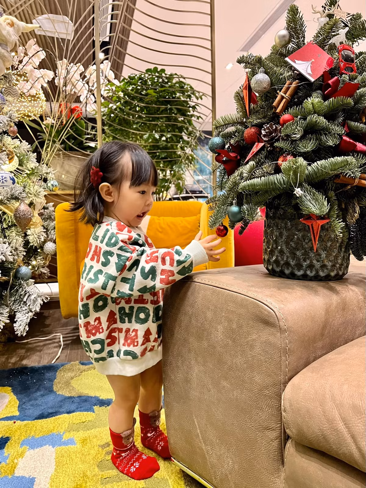 Những ngày cận kề đêm Giáng sinh, gia đình Cường Đôla - Đàm Thu Trang sôi động hơn hẳn khi có nhóc tì Suchin.