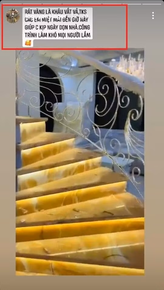 Nhiều người cho rằng cầu thang dát vàng trong biệt thự của Lệ Quyên không khác gì một tác phẩm nghệ thuật. Ảnh: Instagram
