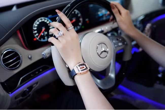 Bên cạnh túi xách, Lily Chen còn sở hữu chiếc Richard Mille RM007 gold ladies nạm kim cương trị giá hàng tỷ đồng. Ảnh: FBNV