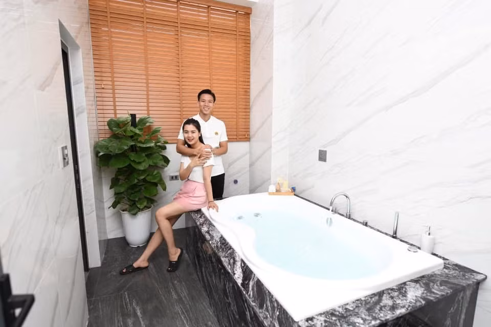 Trên tầng 3, Quế Ngọc Hải thiết kế thêm 1 phòng xông hơi trị giá khoảng 200 triệu đồng. Ảnh: FBNV