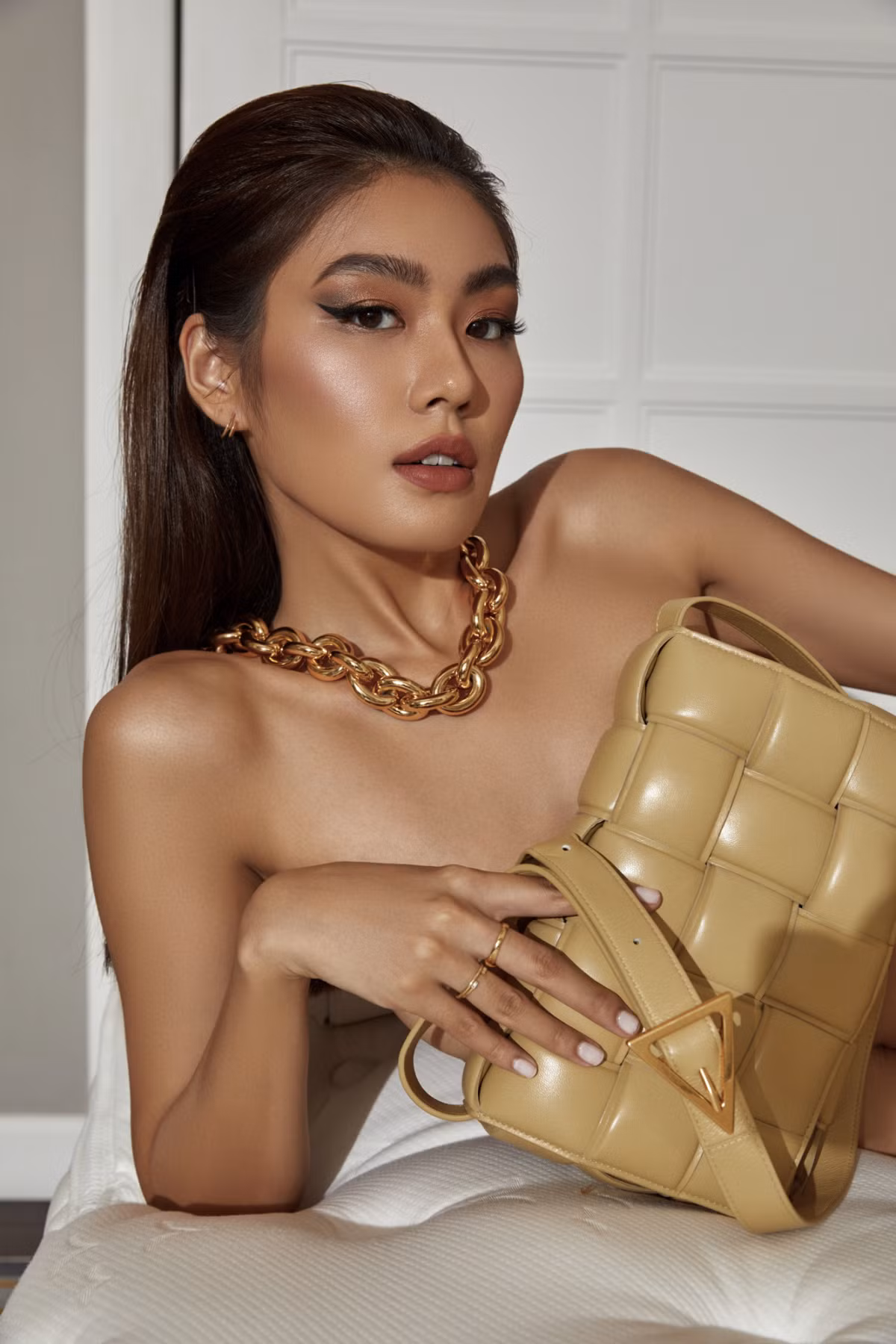 Trong khi đó, chiếc màu vàng nude Padded Cassette Bag giá 2.990 USD, gần 69 triệu đồng. Ảnh: iOne