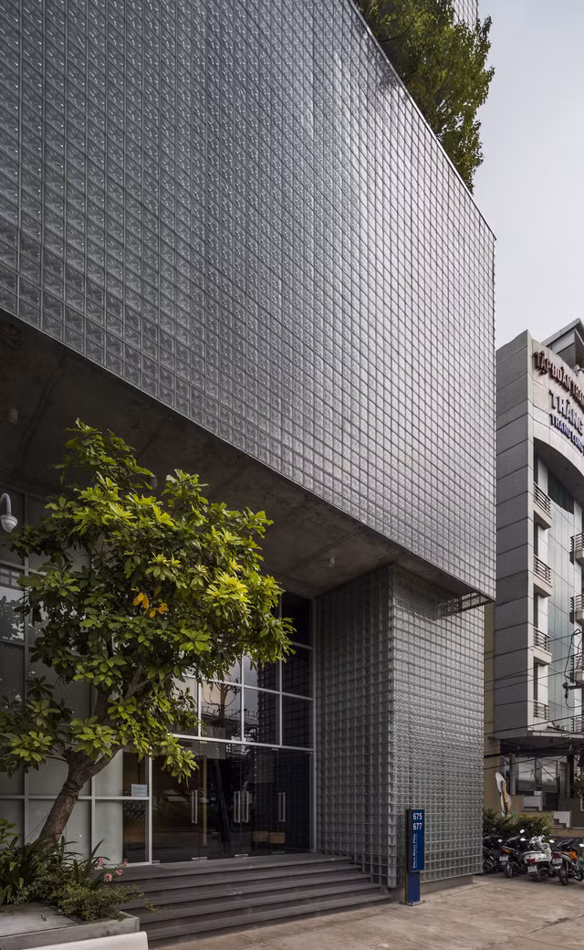 Lối vào thiết kế theo hình thức không gian mở phô bày các hoạt động bên trong để thu hút người đi đường.