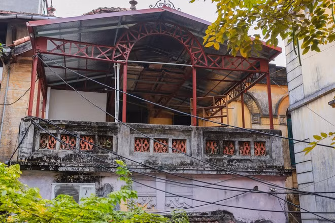 Hoạ tiết bên ngoài ngôi nhà đơn giản, không cầu kỳ. Trải qua gần 100 năm xây dựng, công trình vẫn giữ nguyên vẻ đẹp vốn có. Ảnh: Dân trí