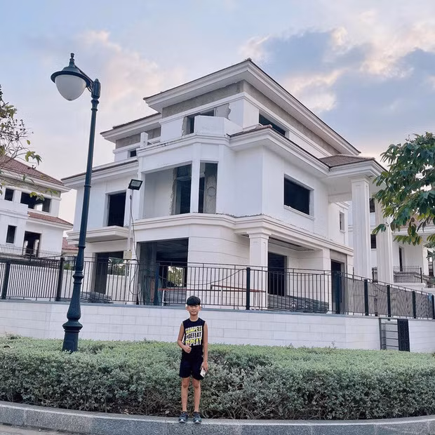 Sau khi bố mẹ ly hôn, Kỳ Anh chuyển về sống trong căn biệt thự to như lâu đài được đại gia Đức Huy hé lộ là "nhà cho con lấy vợ". Ảnh: FBNV