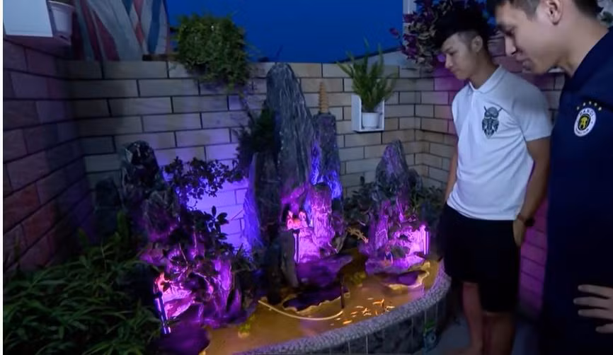 Phòng tập còn có một bể cá được thiết kế đẹp mắt.
