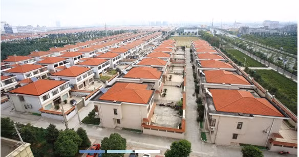 Làng được tập đoàn Trường Giang Mới đầu tư xây dựng và phát triển từ năm 1995. Trong 10 năm đầu tiên, tập đoàn này đã đầu tư hơn 400 triệu nhân dân tệ để xây hàng nghìn biệt thự sang trọng cho các hộ dân. Ảnh: Csjcs