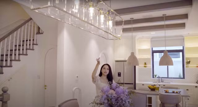 Đặc biệt, nàng hậu còn lắp đặt thêm đèn chùm giá 5.000 USD trên bàn ăn lớn, tạo nên không gian sang trọng như nhà hàng.