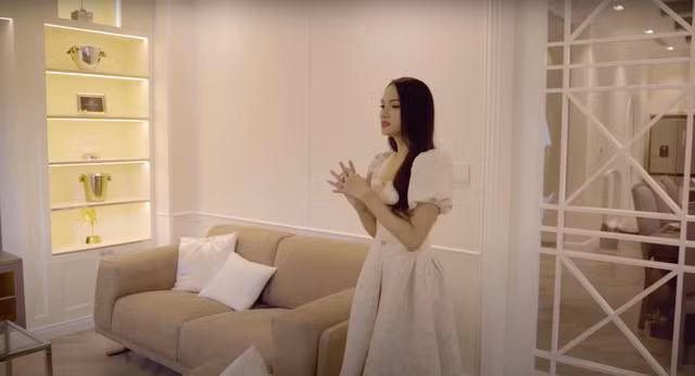 Căn biệt thự của Hương Giang được thiết kế theo phong cách tân cổ điển. Nội thất trong nhà chủ yếu là đồ nhập khẩu với giá thành đắt đỏ.